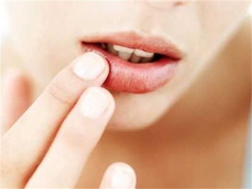 宝宝嘴唇干裂越补水越干燥？1碗粥解决它