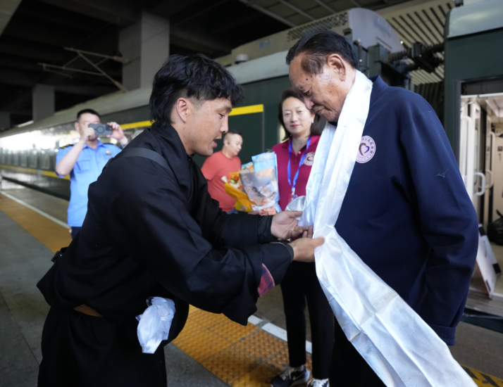 步长制药终身荣誉董事长赵步长教授：把共铸中国心活动进行到底！