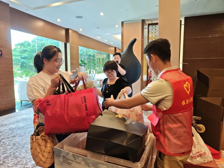衣暖三江源·爱守十一载——康佰家大药房厦门区域携手佐力药业玉树公益捐衣活动暖心举行