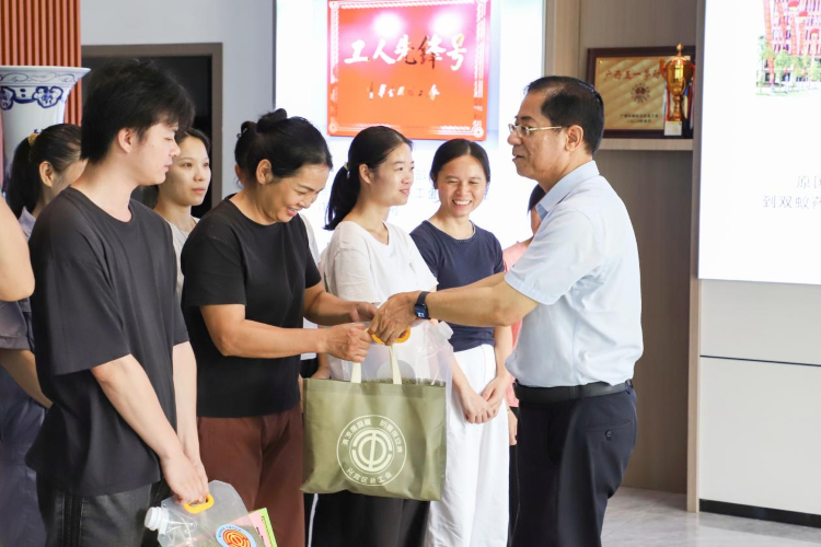 兴宾区总工会“夏送清凉”走进双蚁药业