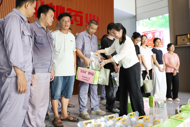 兴宾区总工会“夏送清凉”走进双蚁药业