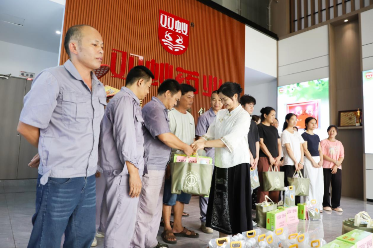 兴宾区总工会“夏送清凉”走进双蚁药业
